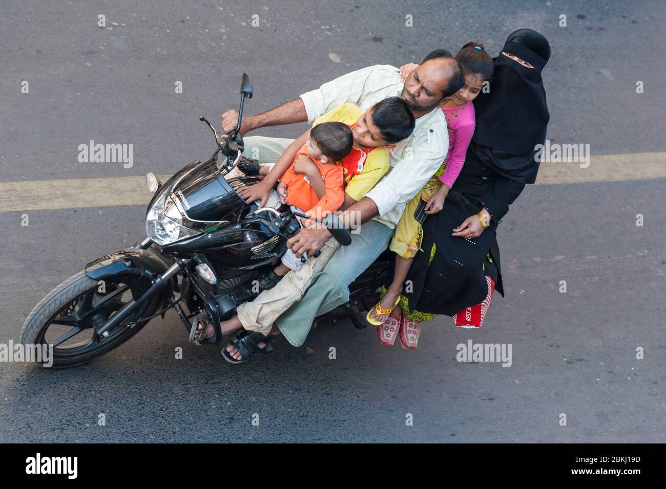 Indien, Gujarat Staat, Ahmedabad, muslimische Familie, ein Paar und drei Kinder, auf einem überladenen Motorrad Stockfoto