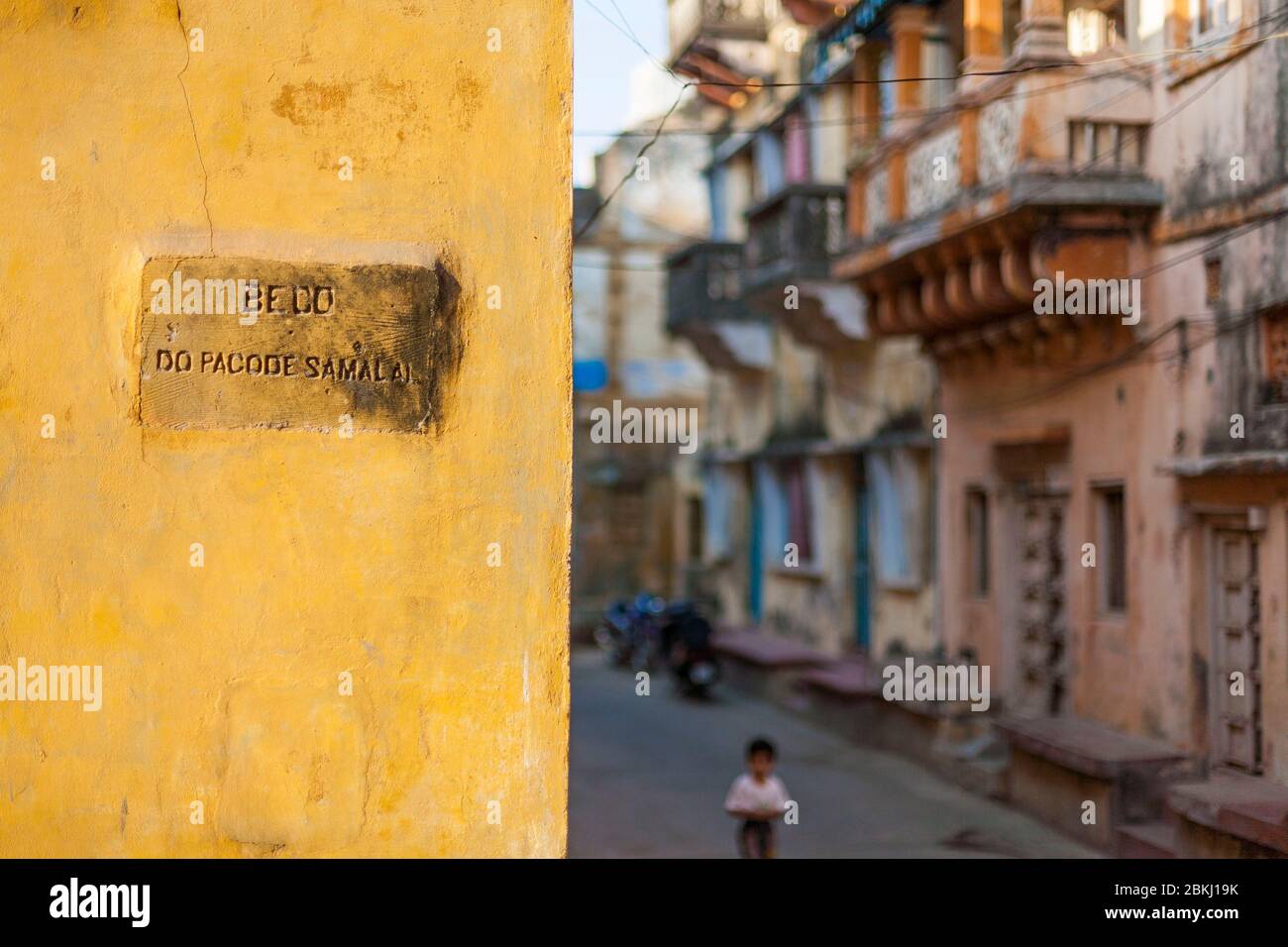 Indien, Daman und Diu-Territorium, Diu-Bezirk, Straßenname geschrieben in Portugiesisch in der Altstadt von Diu Stockfoto