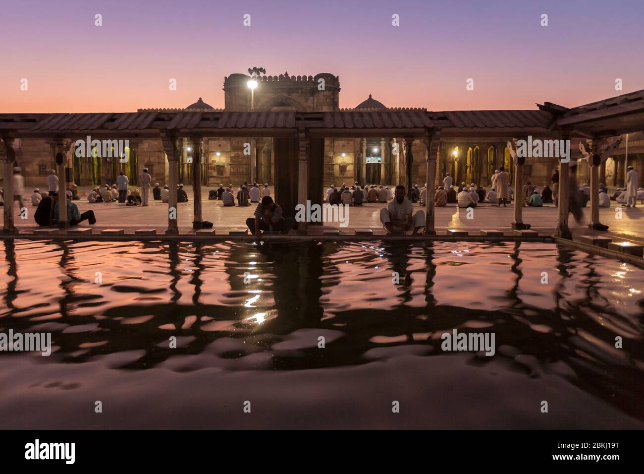 Indien, Gujarat Staat, Ahmedabad, Jami Masjid, große Moschee, Nachtansicht, muslimische Männer, die Waschungen im zentralen Becken durchführen Stockfoto