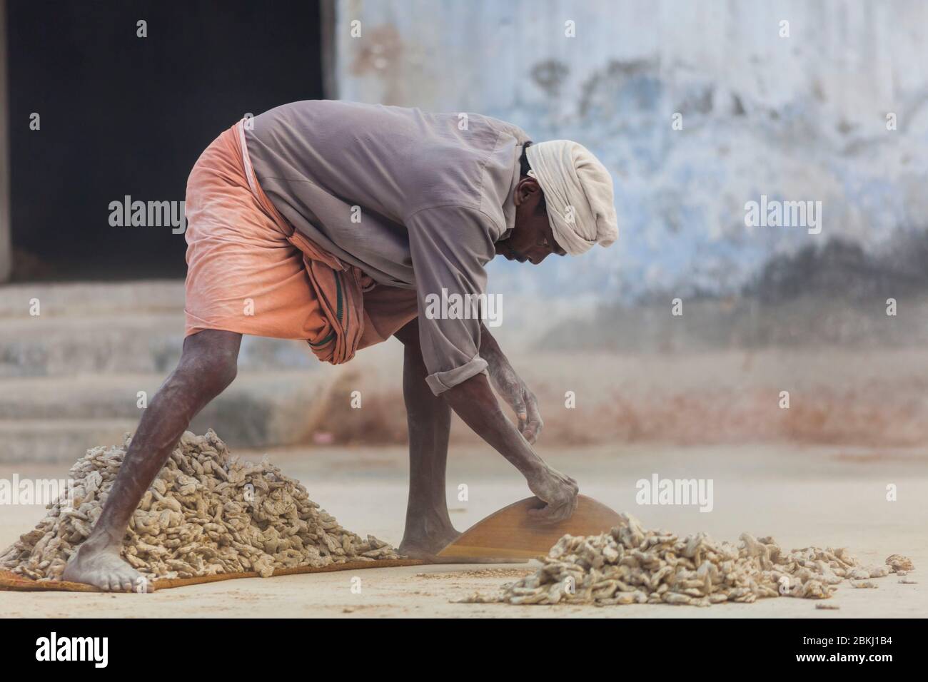 Indien, Kerala State, Kochi, Bezirk von Fort Cochin, Gewürzmarkt, Arbeiter Verpackung Gewürze Stockfoto