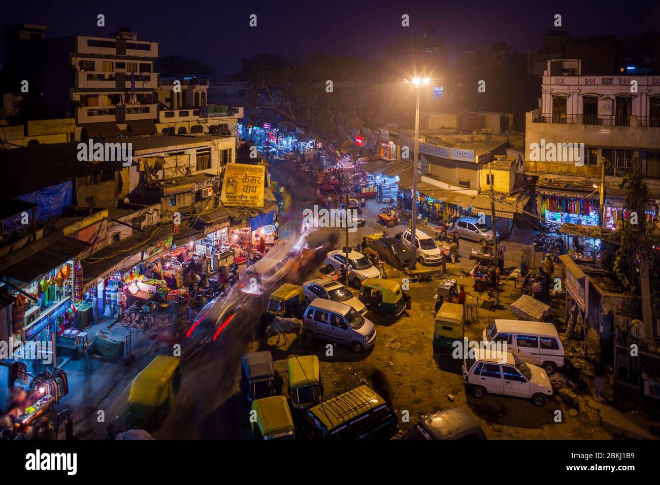 Indien, National Capital Territory von Delhi, Neu Delhi, Paharganj District, erhöhte Aussicht in der Nacht auf einer Kreuzung mit Passanten, Fahrzeugen und Geschäften überfüllt Stockfoto