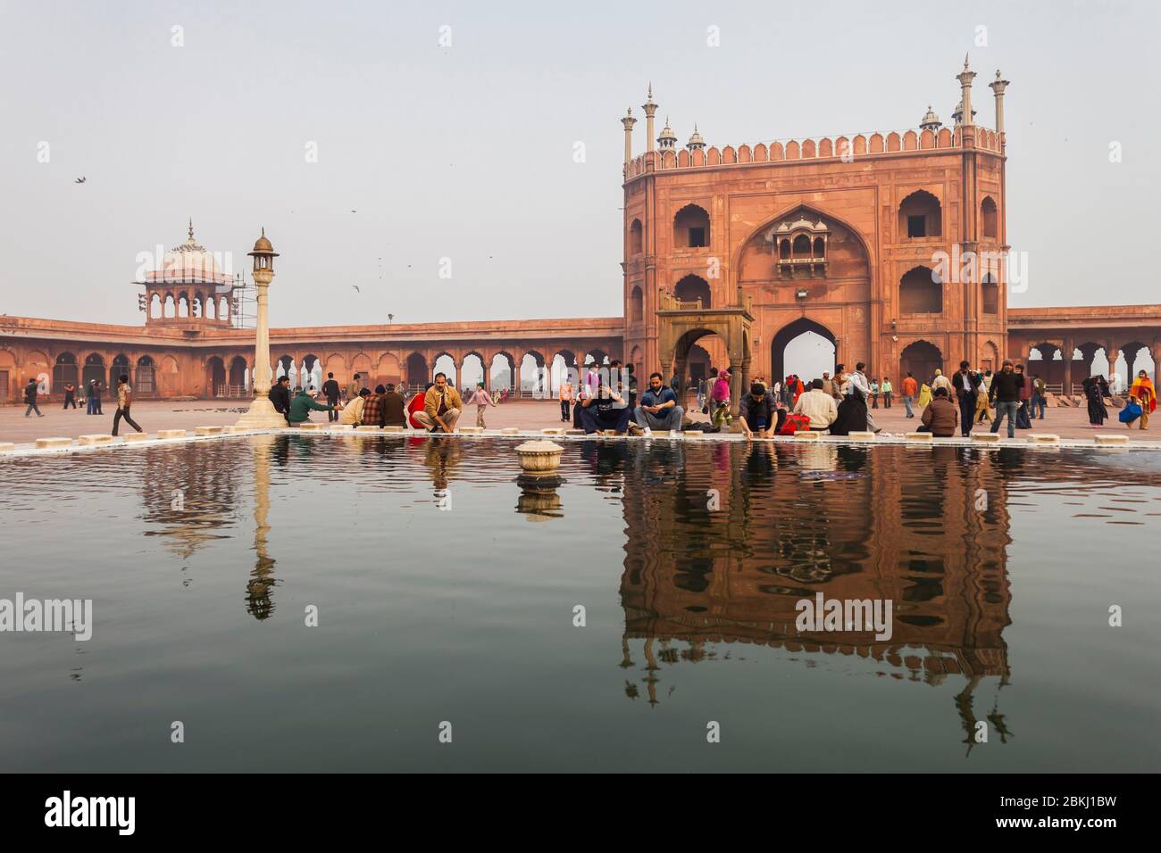 Indien, National Capital Territory von Delhi, Alt Delhi, Jama Masjid Moschee erbaut von Mughal Kaiser Shah Jahan im Jahr 1656, Gläubigen üben Waschungen im zentralen Becken Stockfoto