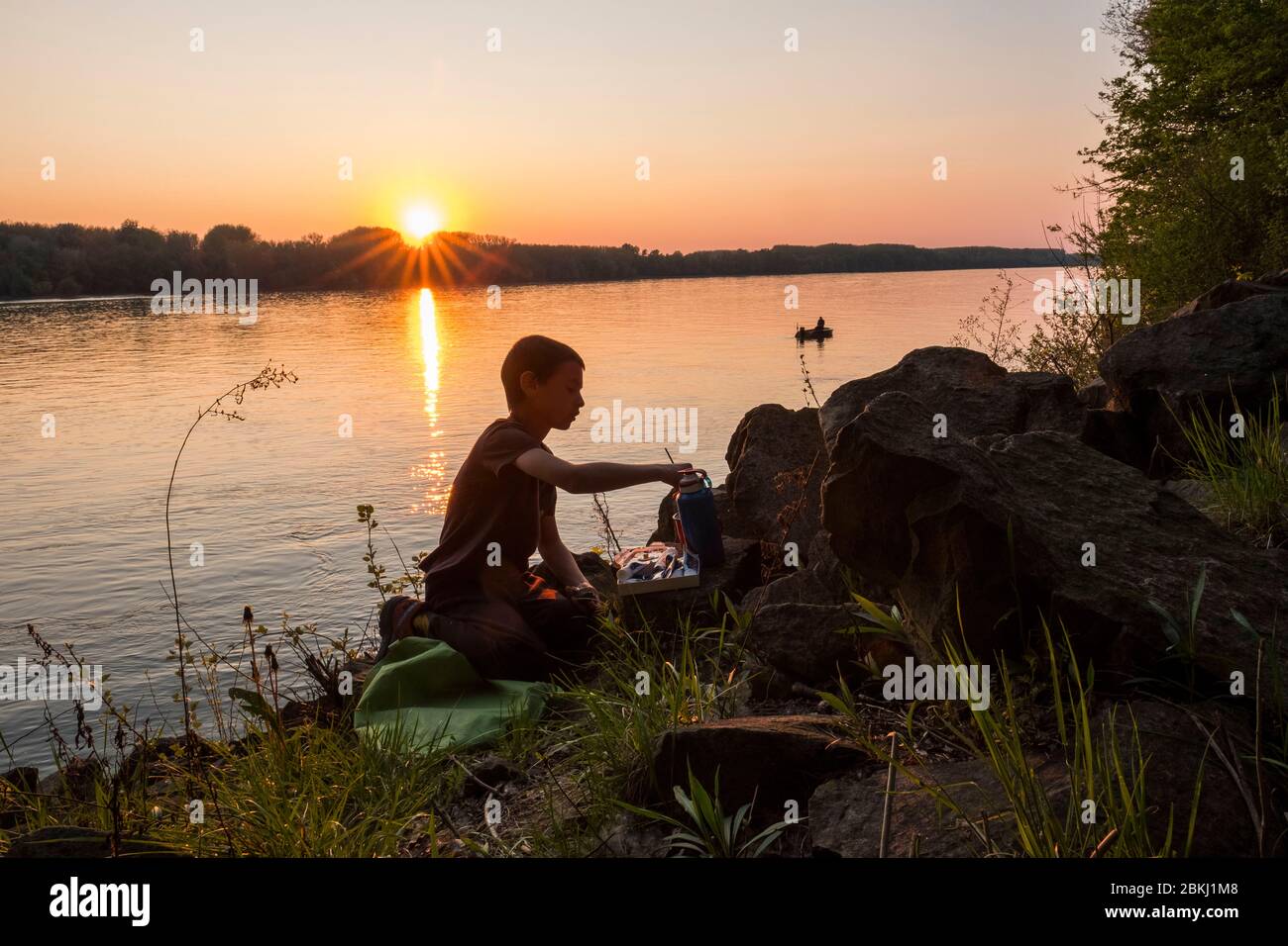Ungarn, Kreis Bács-Kiskun, Baja, Sonnenuntergang am Donauufer Stockfoto
