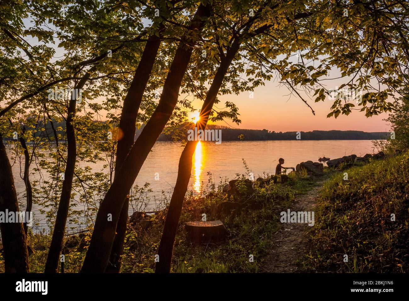 Ungarn, Kreis Bács-Kiskun, Baja, Sonnenuntergang am Donauufer Stockfoto