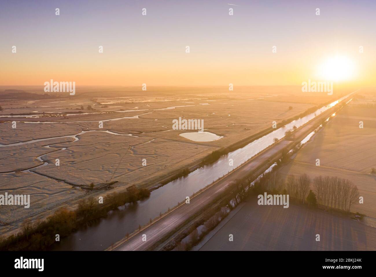 Frankreich, Somme (80), Baie de Somme, Saint-Valery-sur-Somme, die Einfriedungen (Polder) der Baie de Somme, die am frühen Morgen mit Frost bedeckt sind, Blick auf den Kanal Somme (Luftaufnahme) Stockfoto
