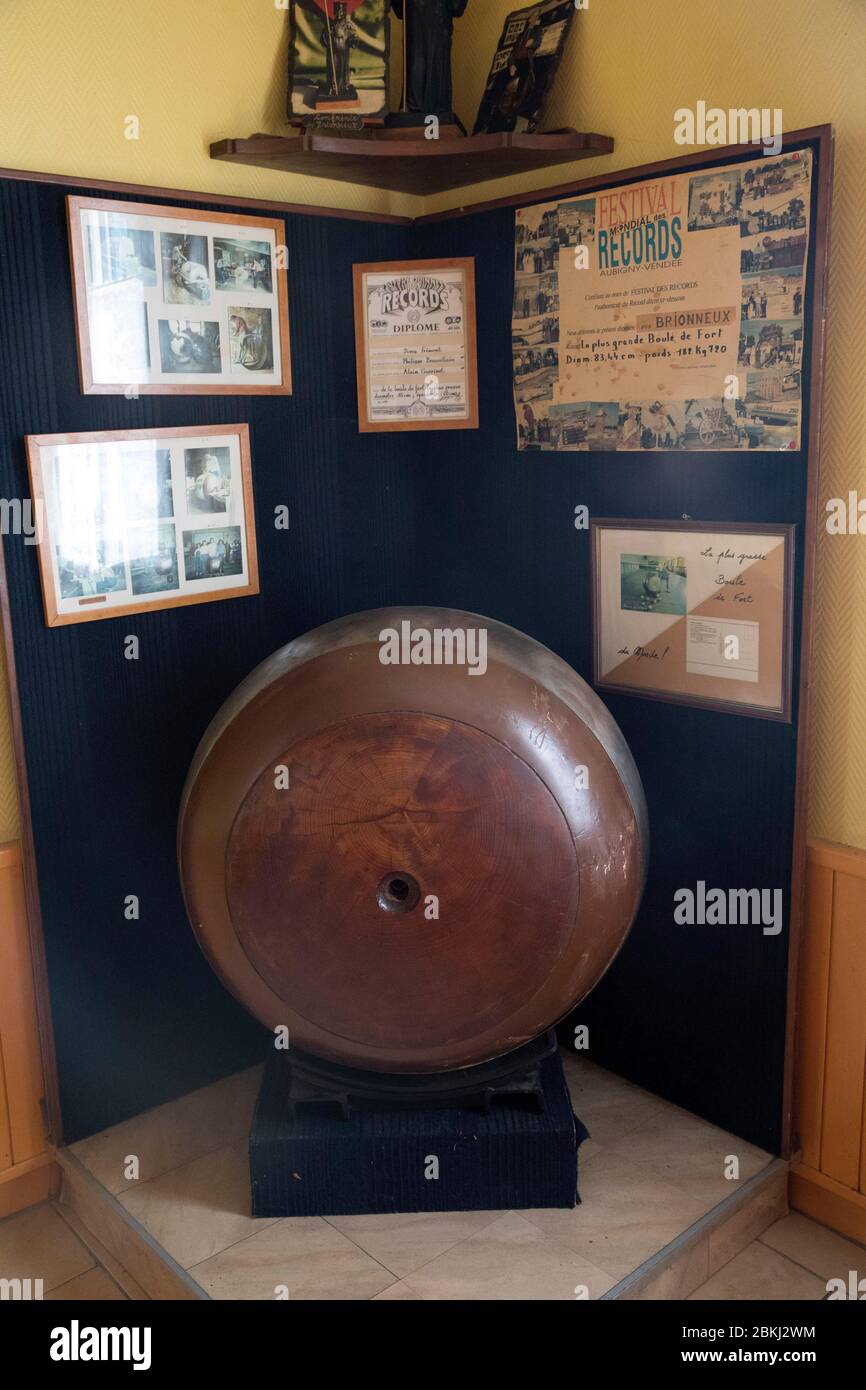 Frankreich, Maine et Loire, Loire-Tal als Weltkulturerbe der UNESCO, Brion, Fort Ballsaal, traditionelle Ballspiel aus Westfrankreich, de l'Union Gesellschaftssaal, der größte Fortball in den Rekordbüchern hat einen Durchmesser von 83.44 cm und ein Gewicht von 182.720 kg Stockfoto