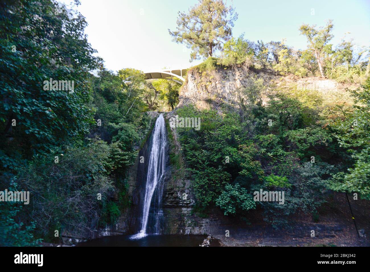 Tiflis: Wasserfall im National Botanical Garden of Georgia Stockfoto