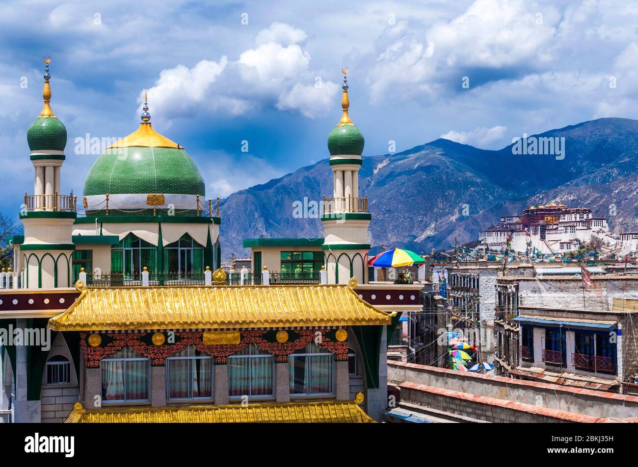 China, Zentraltibet, Ü Tsang, Lhasa, Barkhor, Hui Moschee und Potala Palast aus dem muslimischen Viertel Stockfoto