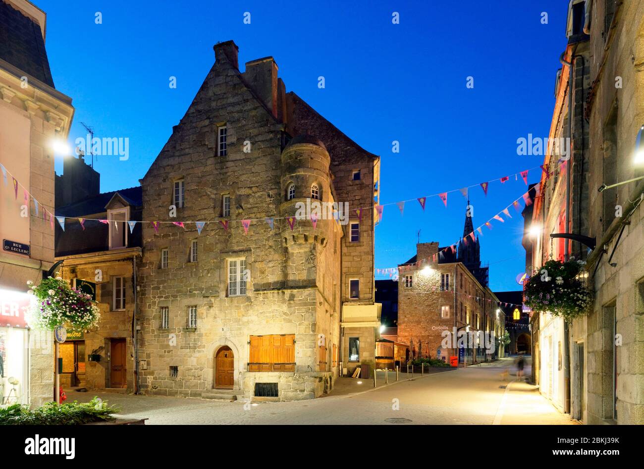 Frankreich, Finistere, Saint Pol de Léon, rue du Général Leclerc mit Hotel Kermenguy und Kathedrale Stockfoto