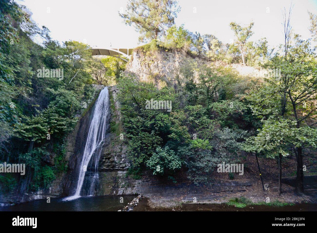 Tiflis: Wasserfall im National Botanical Garden of Georgia Stockfoto