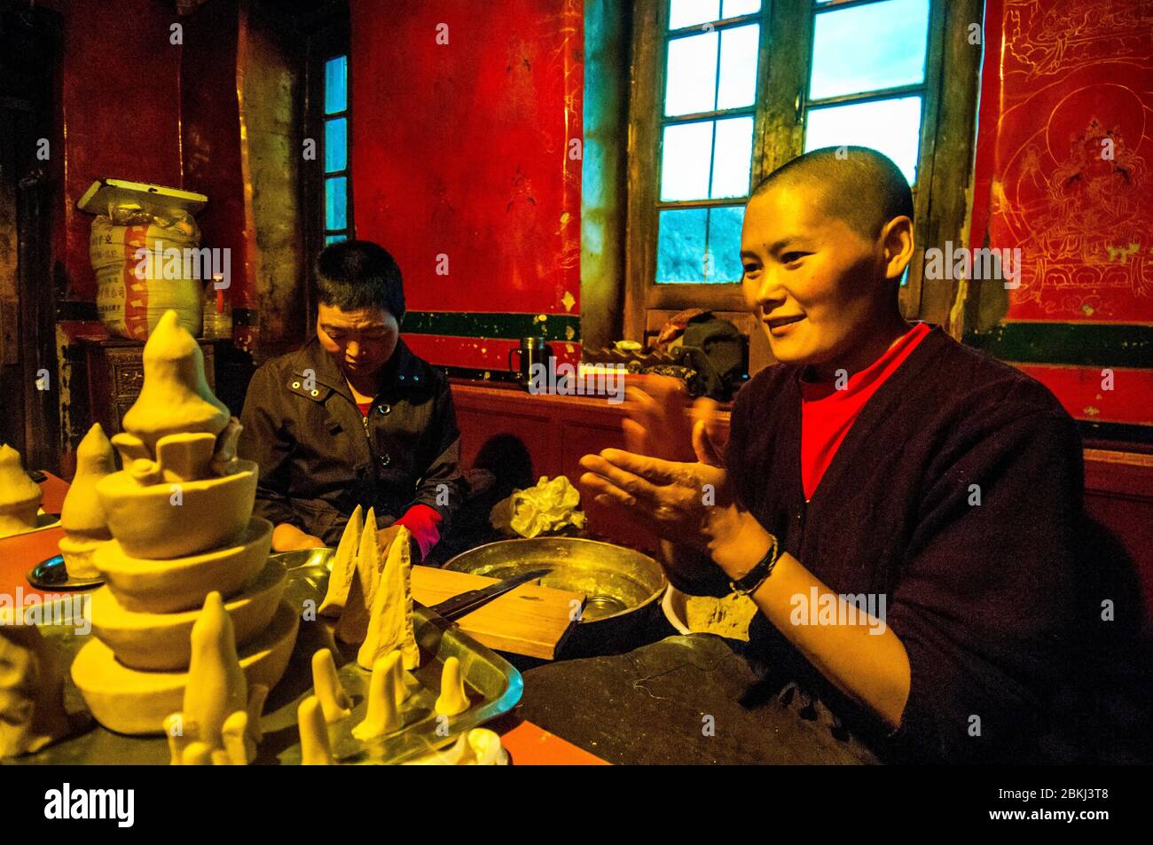 China, Zentraltibet, Ü Tsang, Lhasa, Kloster Chakpori, junge Nonne, die Tormas macht, Opfergaben aus Butter und Gerste Stockfoto