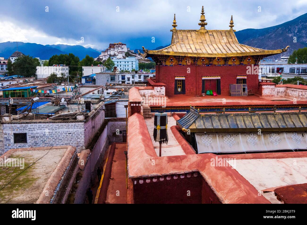 China, Zentraltibet, Ü Tsang, Lhasa, Ramoche-Tempel, Blick auf den Potala-Palast vom Pagodendach Stockfoto
