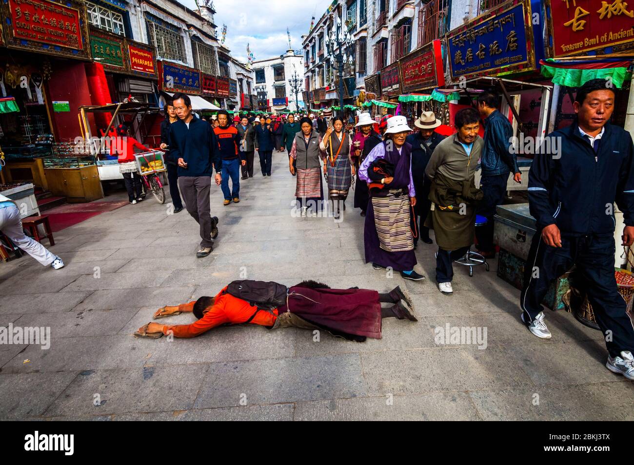 China, Zentraltibet, Ü Tsang, Lhasa, ein Pilgermönch durchquert die Gesamtheit des Barkhor, Gassen, die sich um das historische tibetische Viertel um den Jokhang herum in seitlichen Niederwerfungen, also mit der Breite und nicht der Länge seines Körpers, bewegen Stockfoto