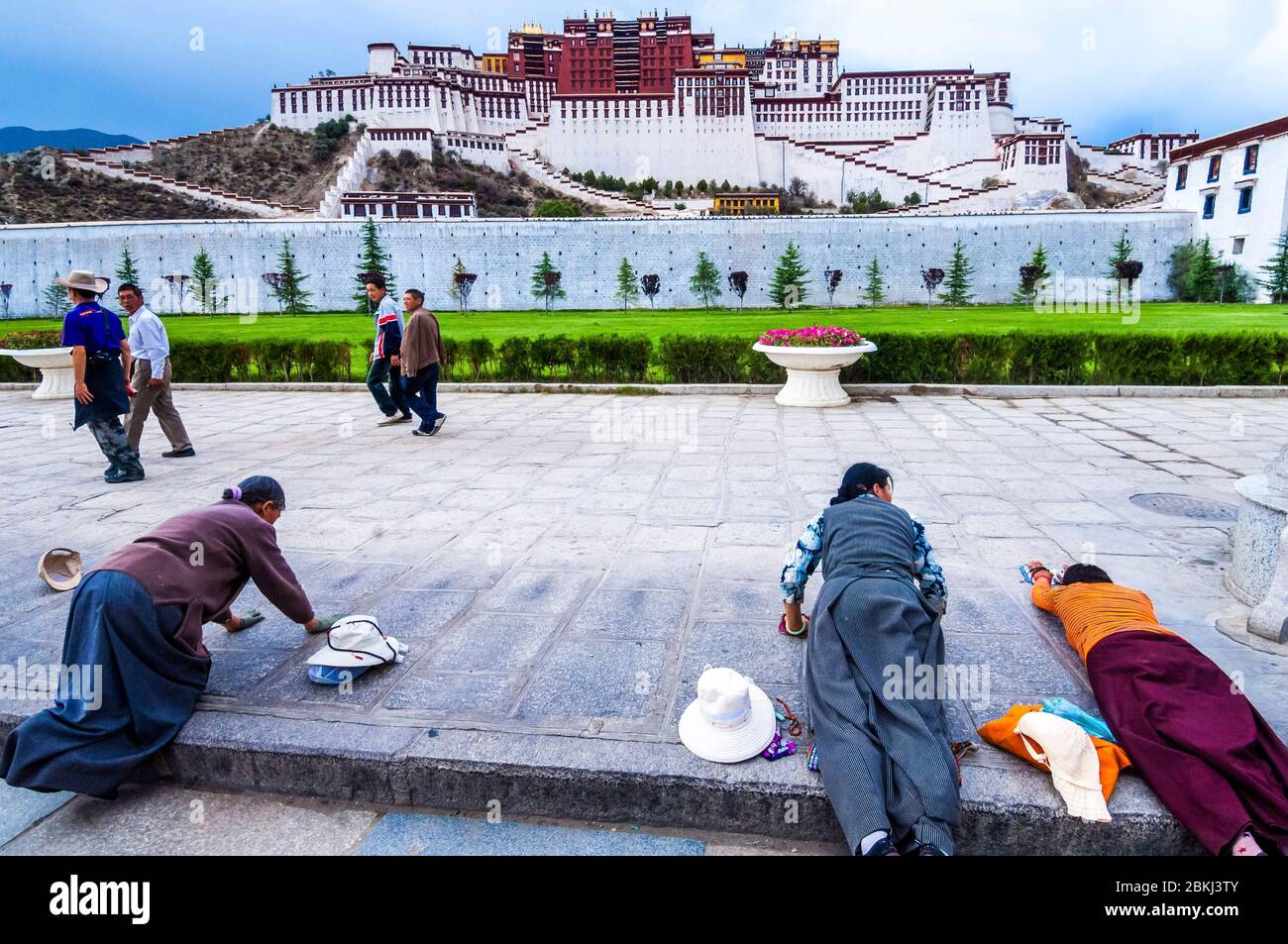 China, Zentraltibet, Ü Tsang, Lhasa, Potala Palast, UNESCO-Weltkulturerbe, Frauen in Niederwerfung Stockfoto