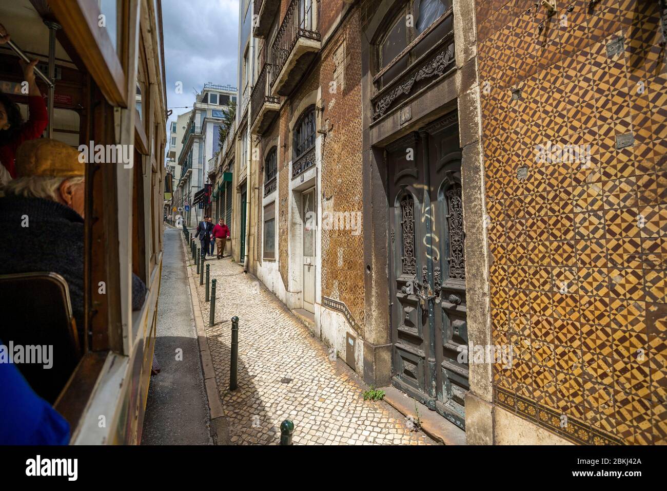 Portugal, Lissabon, Campo de Ourique, an Bord der Tram 28 Stockfoto