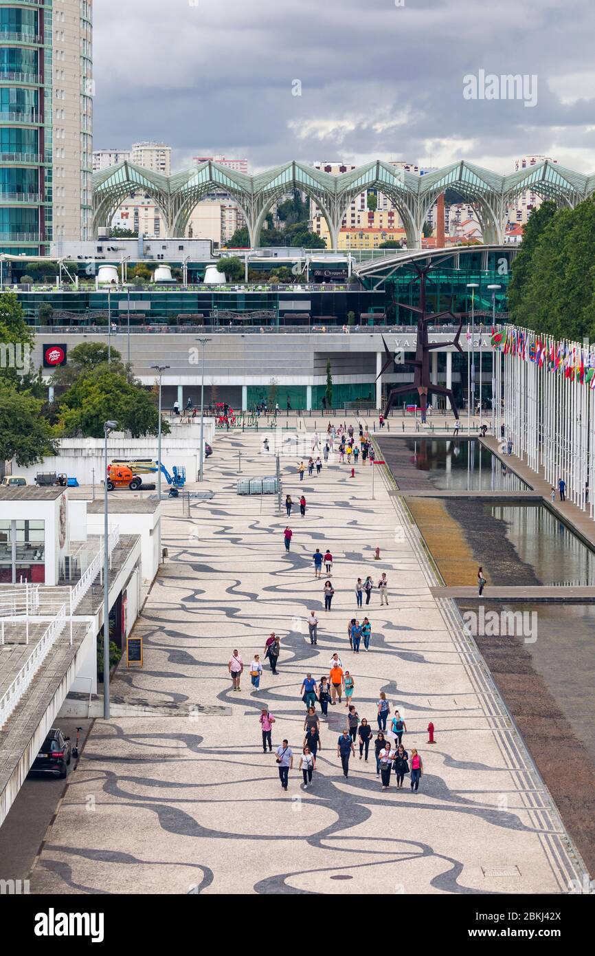 Portugal, Lissabon, Parque das Nações, Vorplatz des Atlantikpavillons (Rossio dos Olivais). Im Hintergrund ragt die Statue des Sonnenmenschen und im Hintergrund die Oriente Station hervor Stockfoto