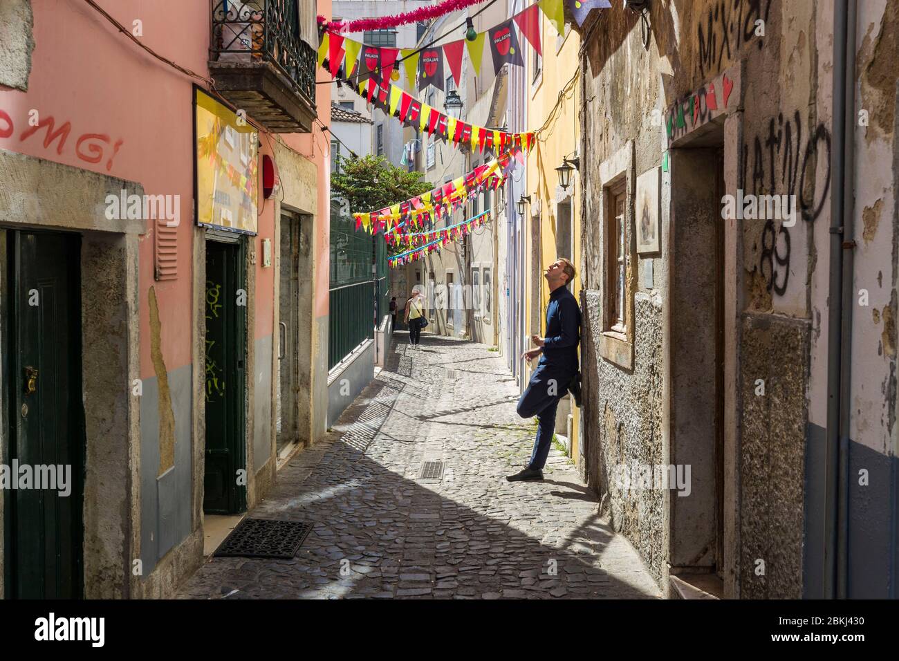 Portugal, Lissabon, Mouraria, Arbeiter, der seine Zigarettenpause nimmt Stockfoto