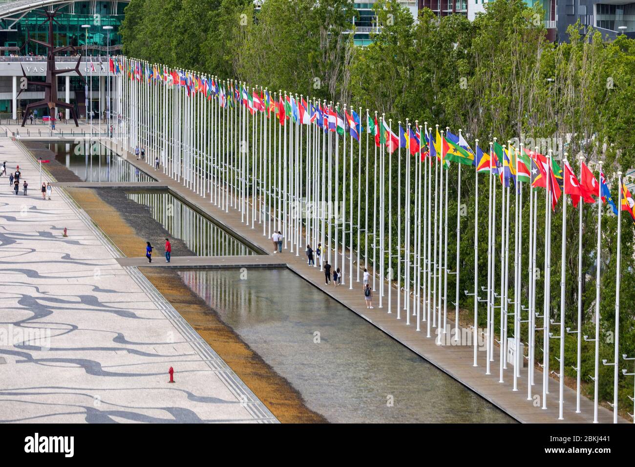 Portugal, Lissabon, Parque das Nações, Vorplatz des Atlantikpavillons (Rossio dos Olivais). Im Hintergrund ragt die Statue des Sonnenmenschen hervor Stockfoto