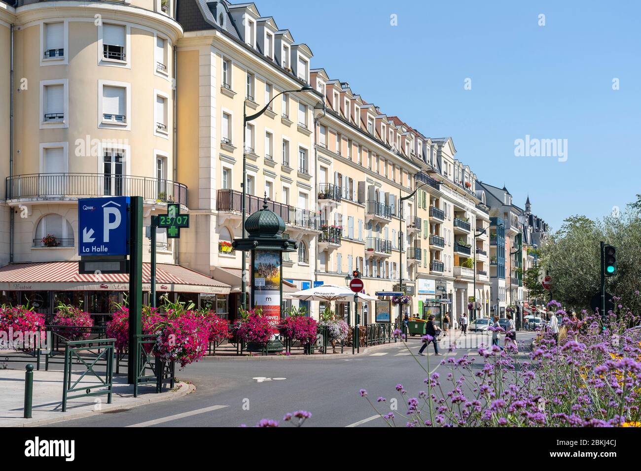 Frankreich, Hauts de seine, Le Plessis-Robinson, Avenue Charles de Gaulle Stockfoto
