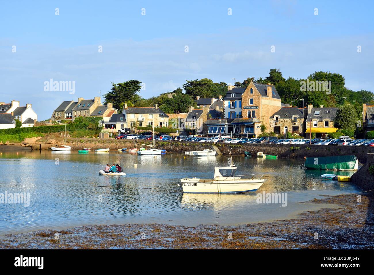 Frankreich, Cotes d'Armor, Tregastel, rosa Granitküste (cote de Granit Rose), der Hafen von Ploumanac'h Stockfoto