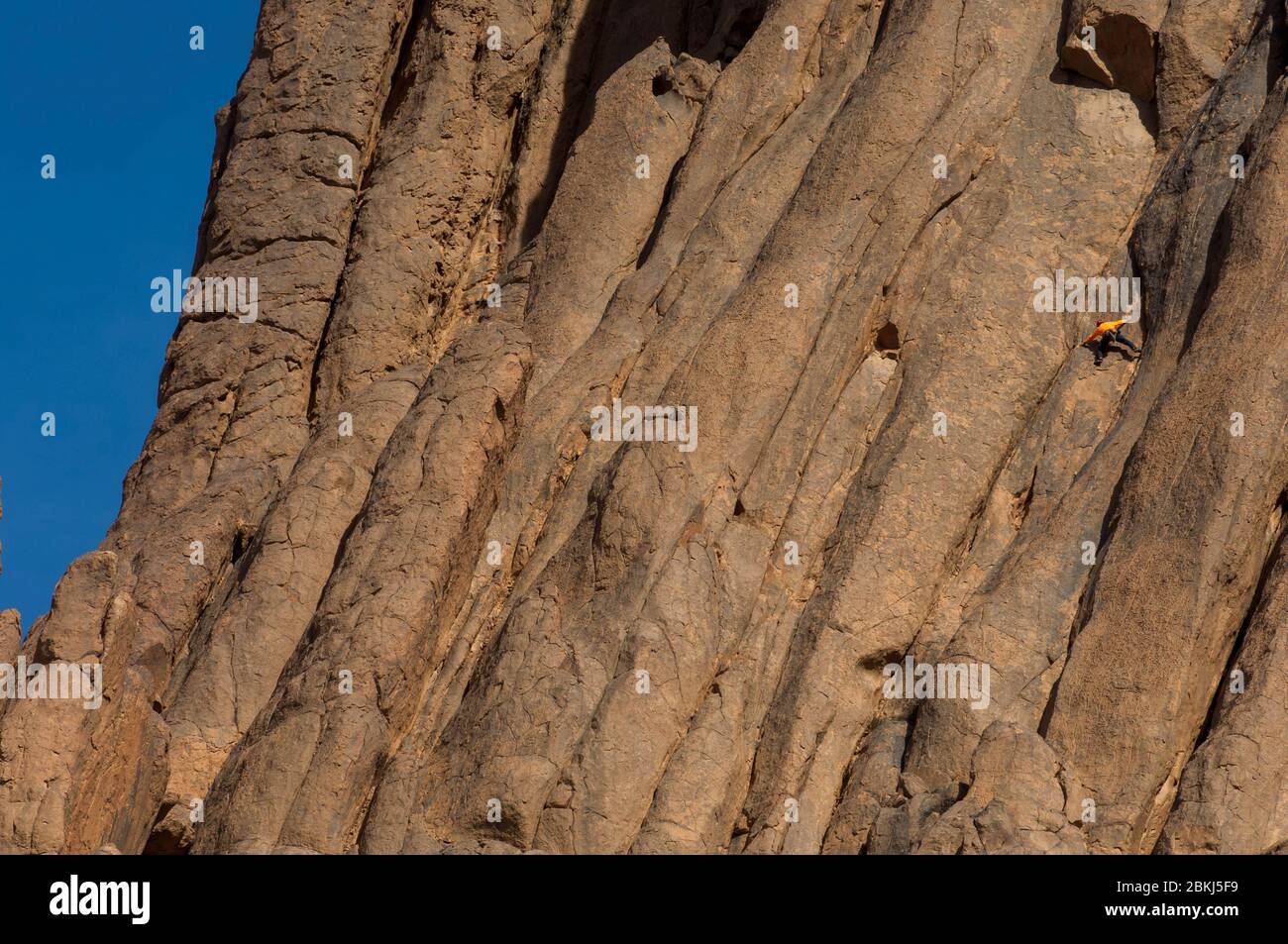 Algerien, Tamanrasset, Hoggar Sahara, die Basaltnadeln des Tezouyag erklimmen, gegenüber der Einsiedelei von Pater de Foucauld in Assekrem Stockfoto