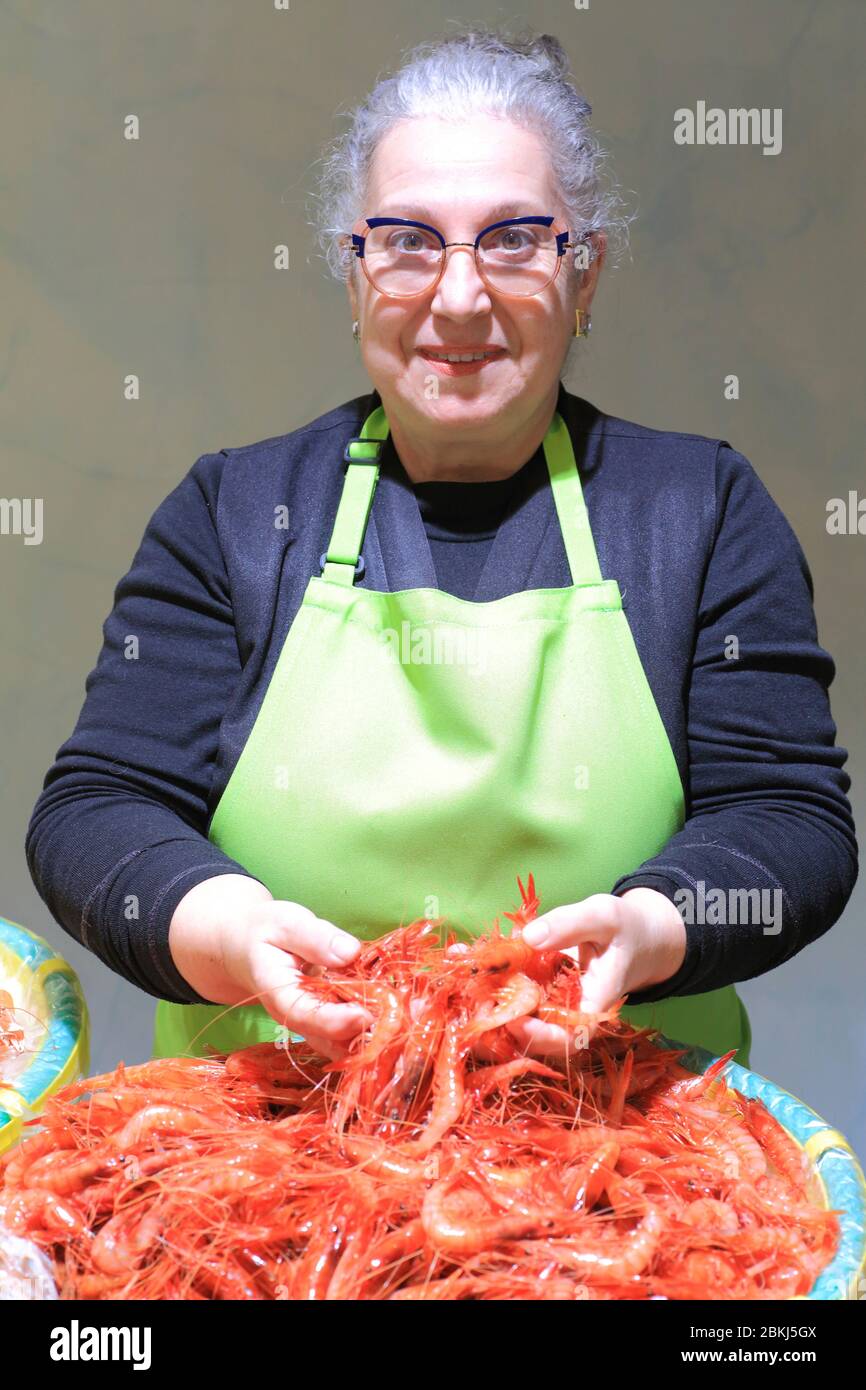 Spanien, Katalonien, Baix Empordà Costa Brava, Palamós, Fischhändler mit Garnelen aus Palamós Stockfoto