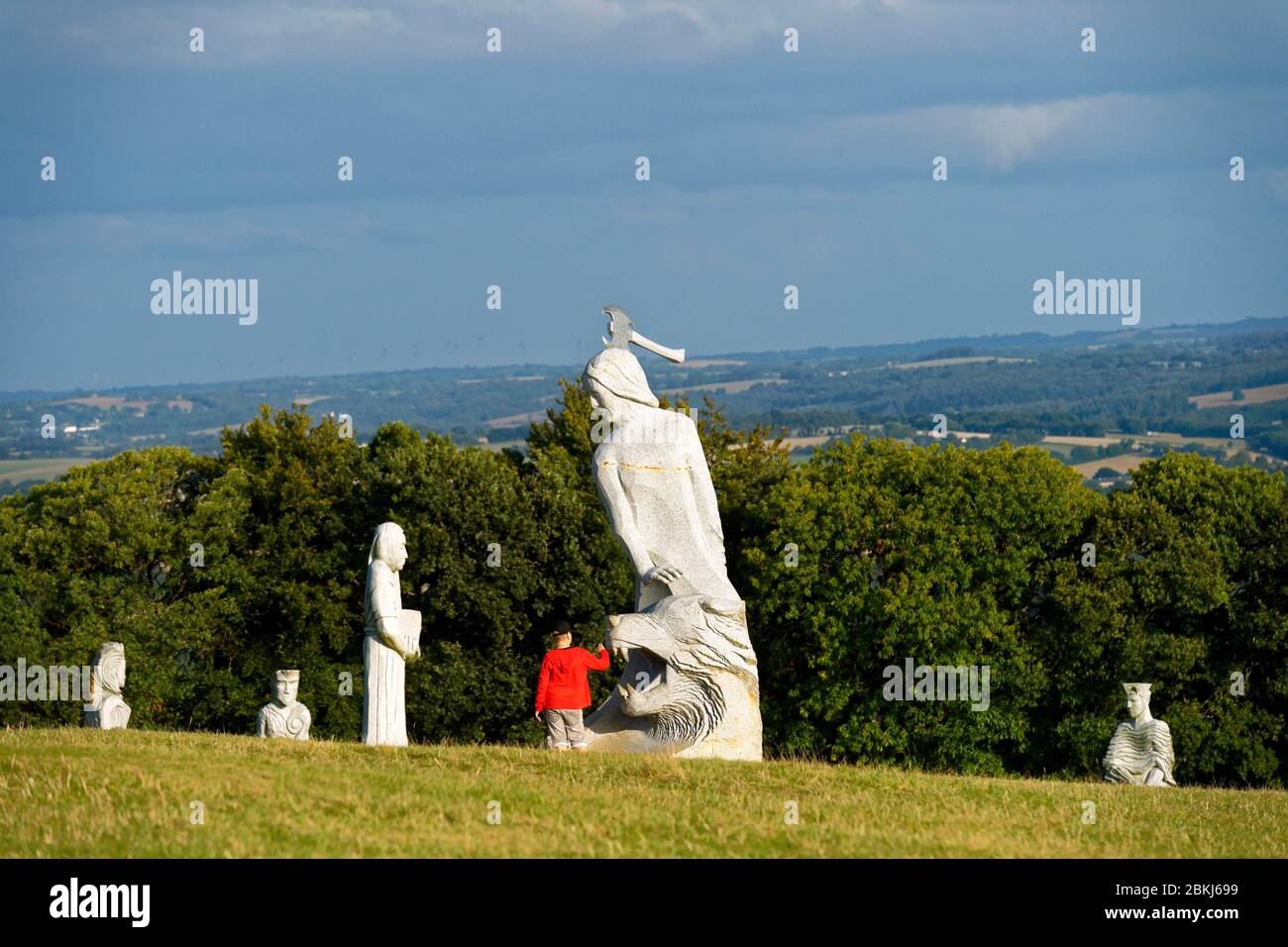 Frankreich, Cotes-d'Armor, Carnoet, das Tal der Heiligen oder Bretonische Osterinsel, ist ein assoziatives Projekt von 1000 monumentalen Skulpturen in Granit geschnitzt, die 1000 bretonische Heilige, Saint Bieuzy Stockfoto