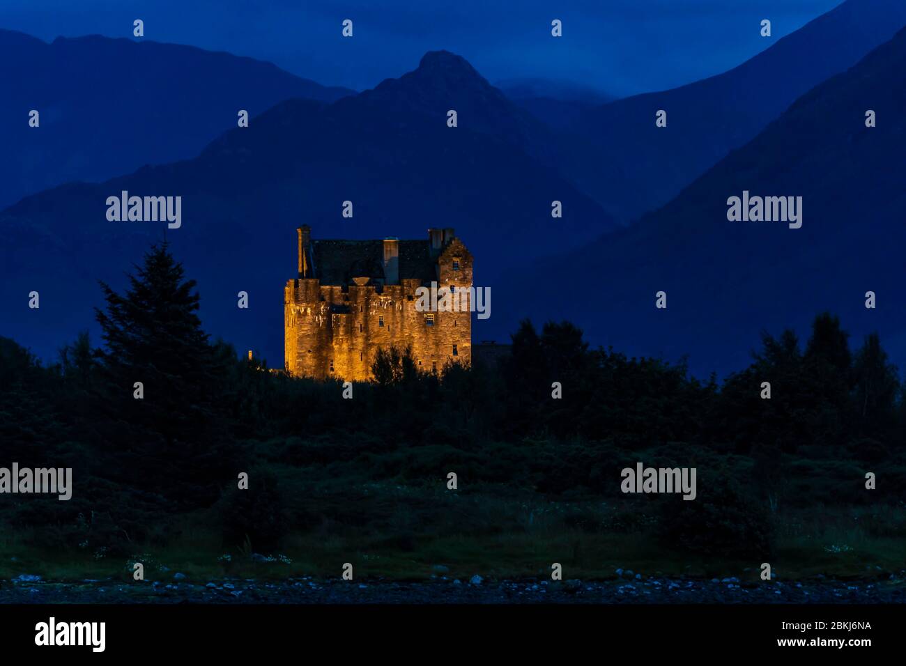 Großbritannien, Schottland, Highlands, Ross & Cromarty County, Dornie, Eilean Donan Castle am Eingang zum Loch Duich Stockfoto