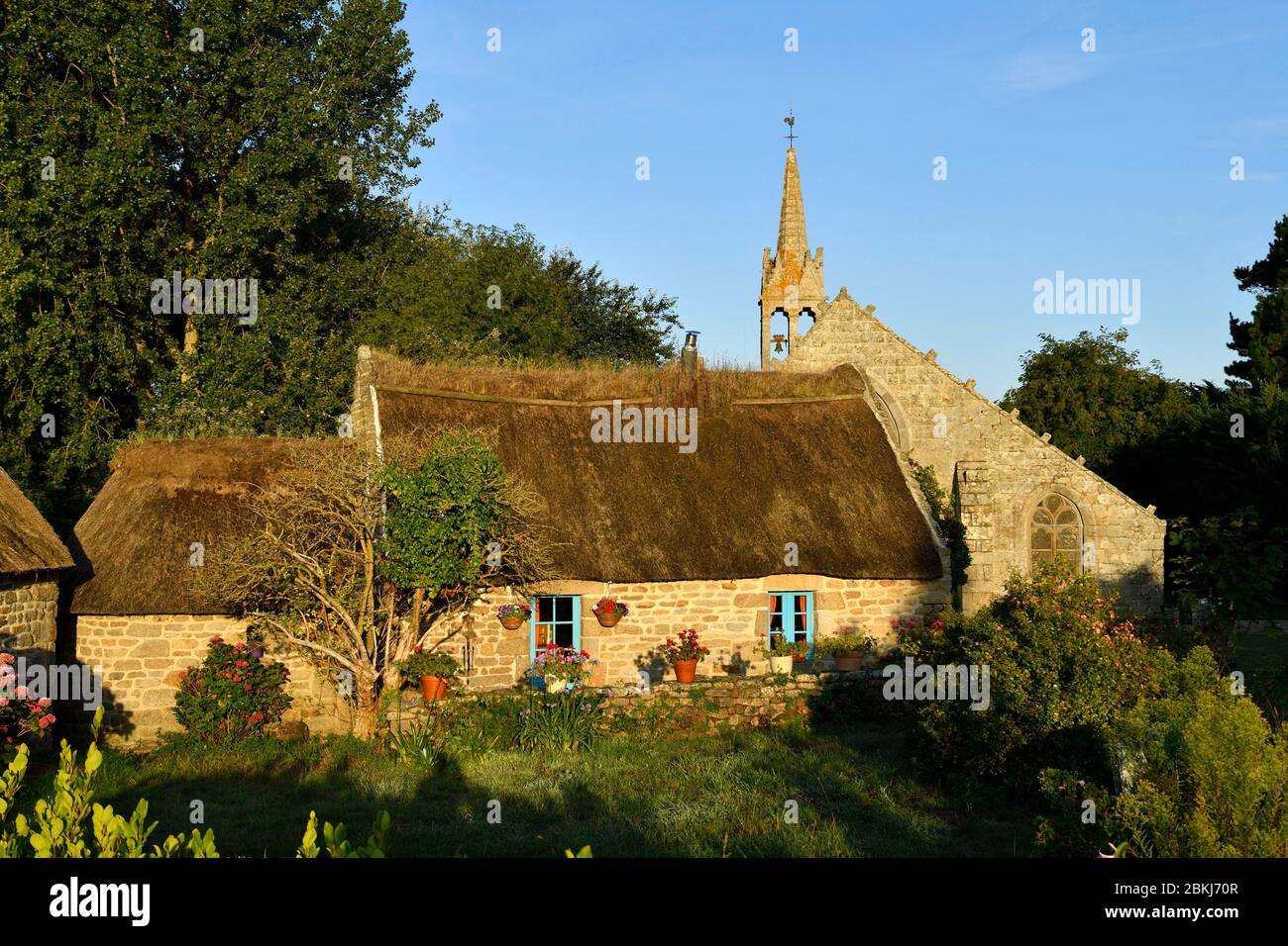Frankreich, Finistere, Bigouden Land, Penmarch, La Madeleine Weiler, traditionelle Häuser mit Strohdächern und die Kapelle von La Madeleine Stockfoto