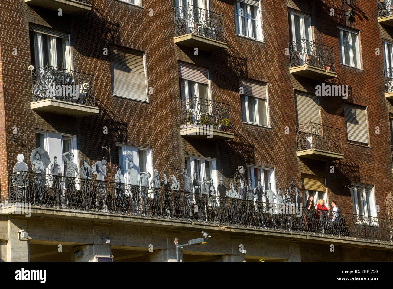 Innenstadt Budapest (Pest)- Appartementhaus auf Muzeum krt mit menschlichen Figurenausschnitten, Budapest, Mittelungarn, Ungarn Stockfoto