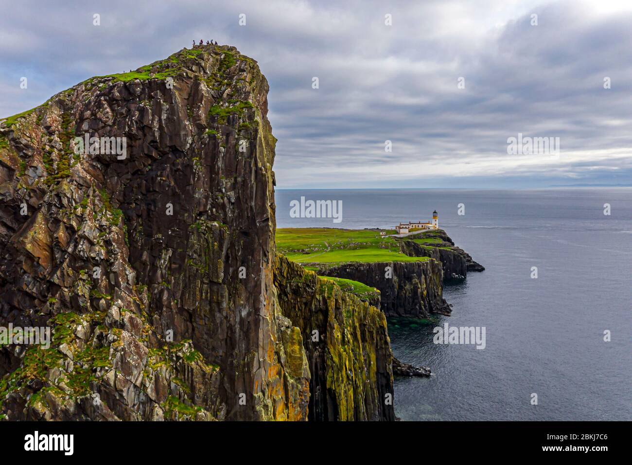 Großbritannien, Schottland, Highlands, Hebrides, Isle of Skye, Neist Point Lighthouse (Vogelblick) Stockfoto