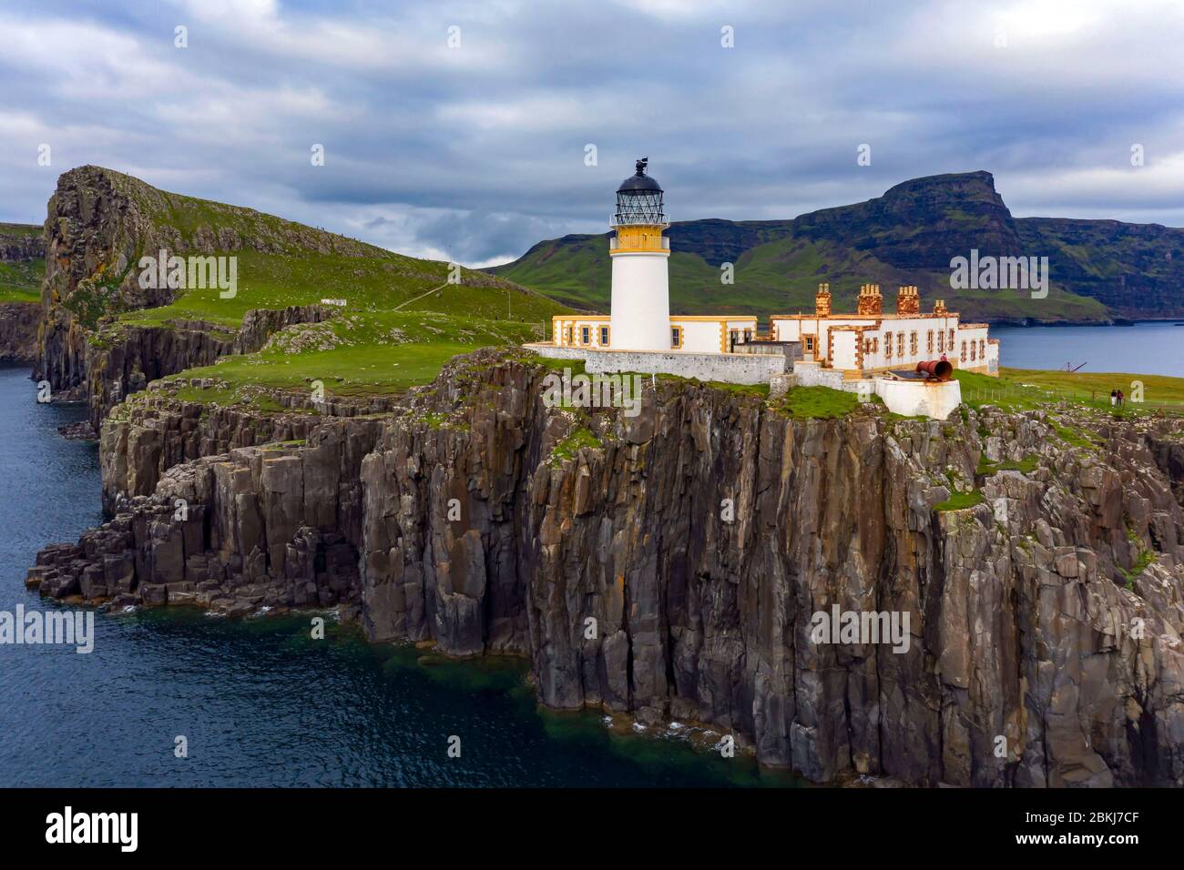 Großbritannien, Schottland, Highlands, Hebrides, Isle of Skye, Neist Point Lighthouse (Vogelblick) Stockfoto
