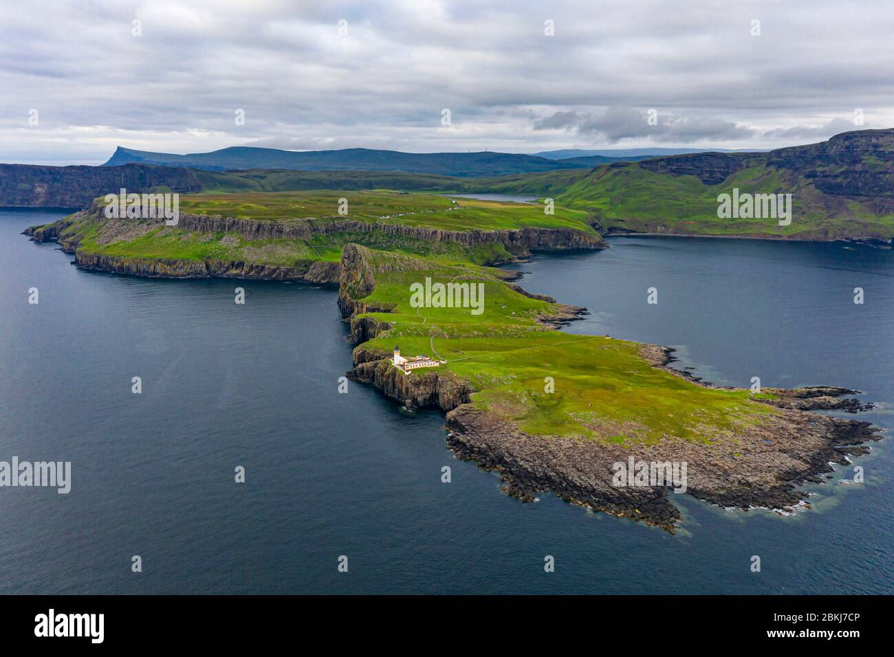 Großbritannien, Schottland, Highlands, Hebrides, Isle of Skye, Neist Point Lighthouse (Vogelblick) Stockfoto