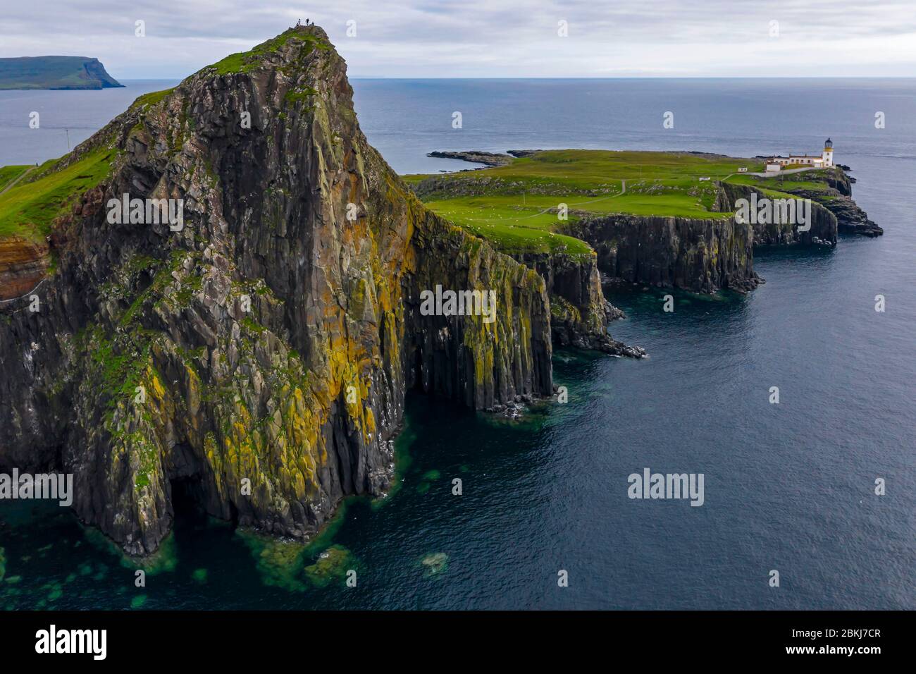 Großbritannien, Schottland, Highlands, Hebrides, Isle of Skye, Neist Point Lighthouse (Vogelblick) Stockfoto