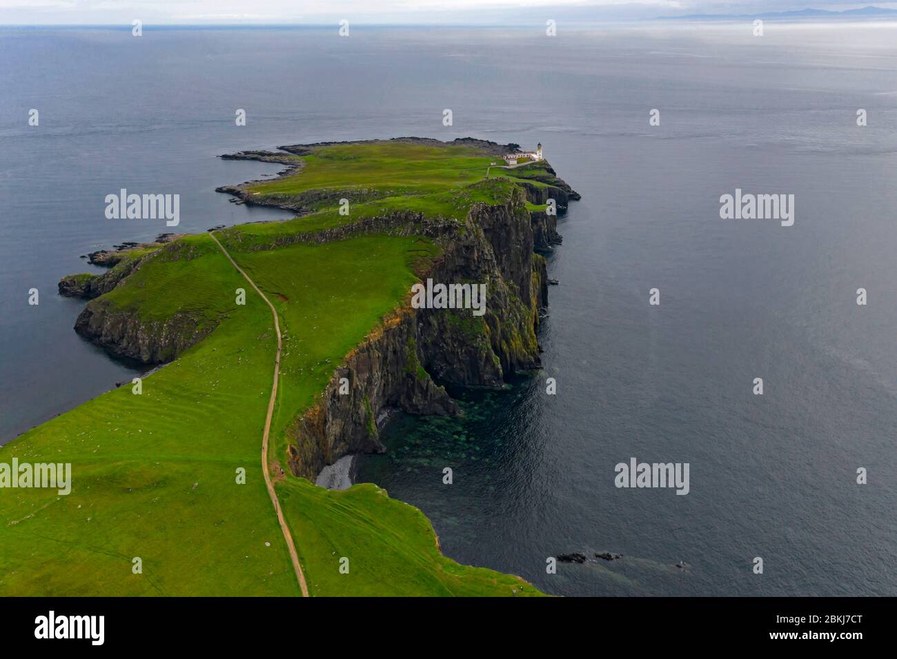 Großbritannien, Schottland, Highlands, Hebrides, Isle of Skye, Neist Point Lighthouse (Vogelblick) Stockfoto