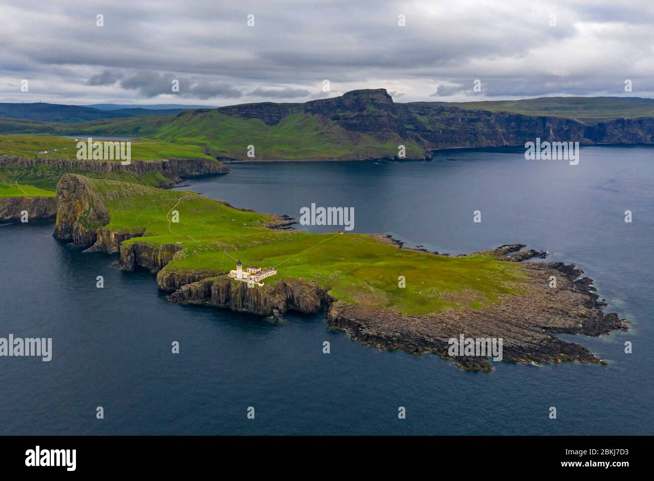 Großbritannien, Schottland, Highlands, Hebrides, Isle of Skye, Neist Point Lighthouse (Vogelblick) Stockfoto