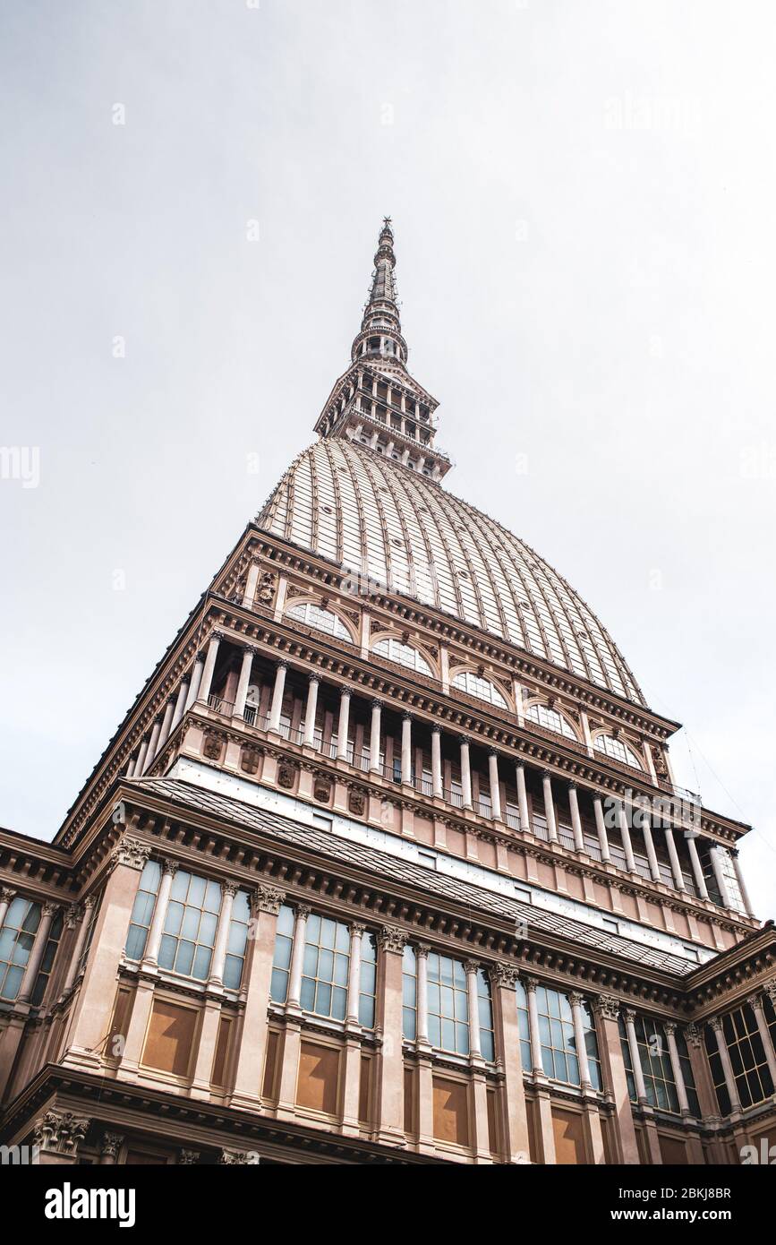 Turin, Italien. Mai 2020. Turin, Italien, April 2020: Das Mole Antonelliana Denkmal, Sitz des Nationalen Filmmuseums während der Pandemiesperrzeit von Covid-19 (Foto: Alessandro Bosio/Pacific Press/Sipa USA) Quelle: SIPA USA/Alamy Live News Stockfoto