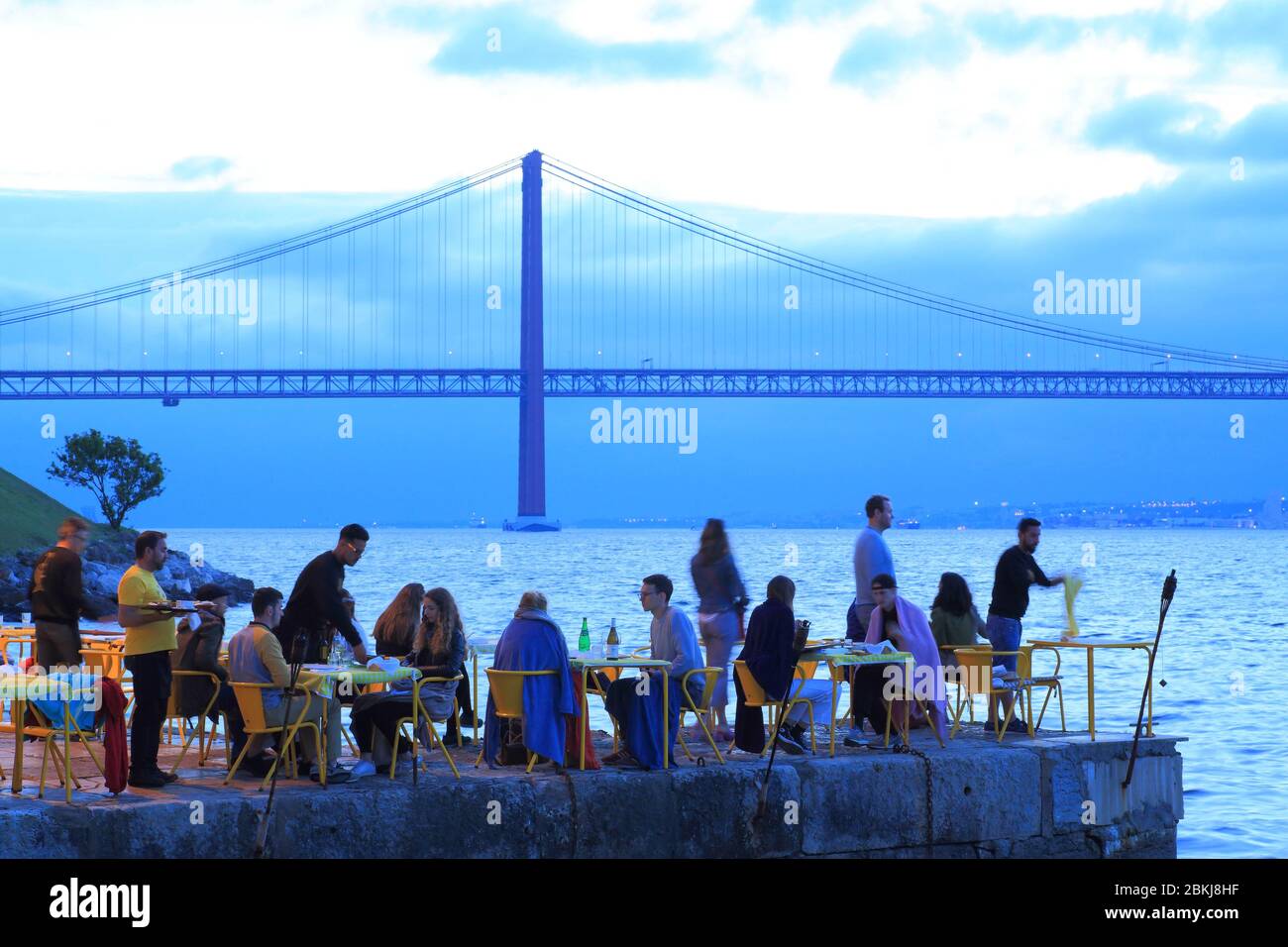 Portugal, Lissabon, Almada, traditionelles portugiesisches Restaurant Ponto Final am Tejo mit Ponte 25 de Abril im Hintergrund Stockfoto