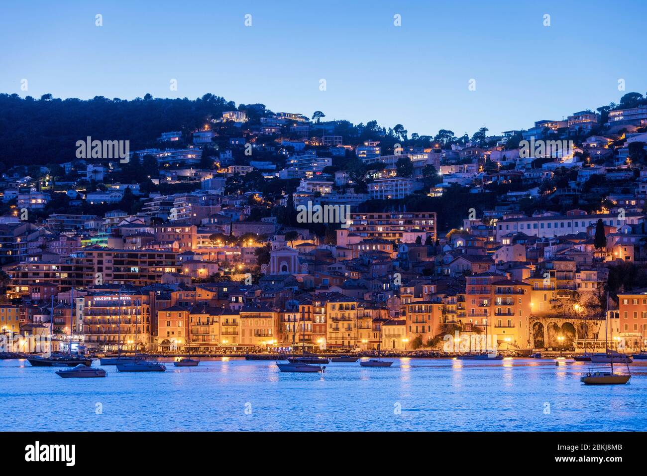 Frankreich, Alpes-Maritimes, Villefranche-sur-Mer, Fassaden von Häusern am Quai de l'Amiral Courbet in der Abenddämmerung Stockfoto