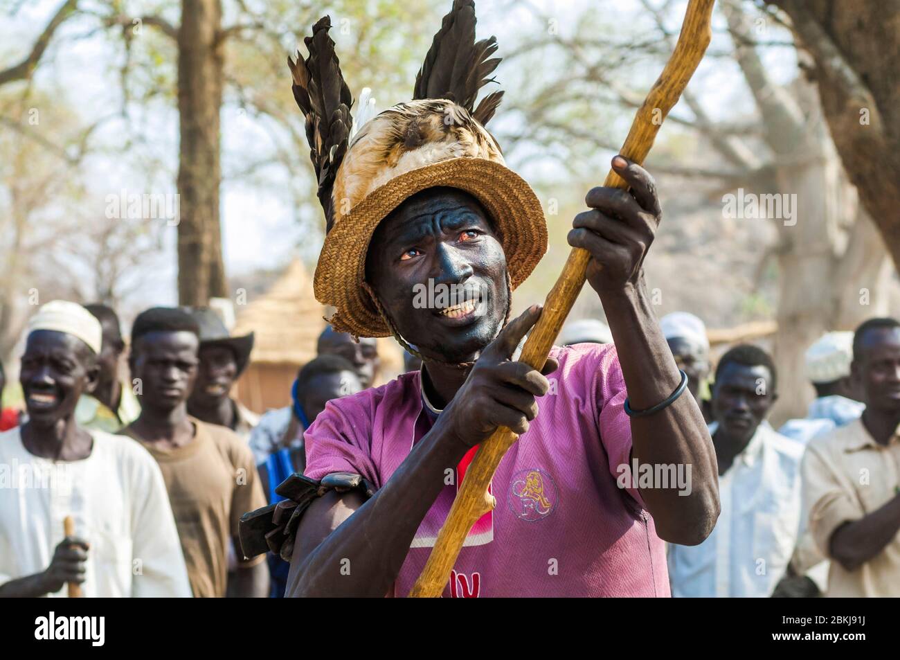 Sudan, Süd-Kordofan, Nuba Hills,Kau, Adlerornament auf dem Kopf und Amulette am Arm, ein Kämpfer führt eine symbolische Ladung vor einem Duell Stockfoto