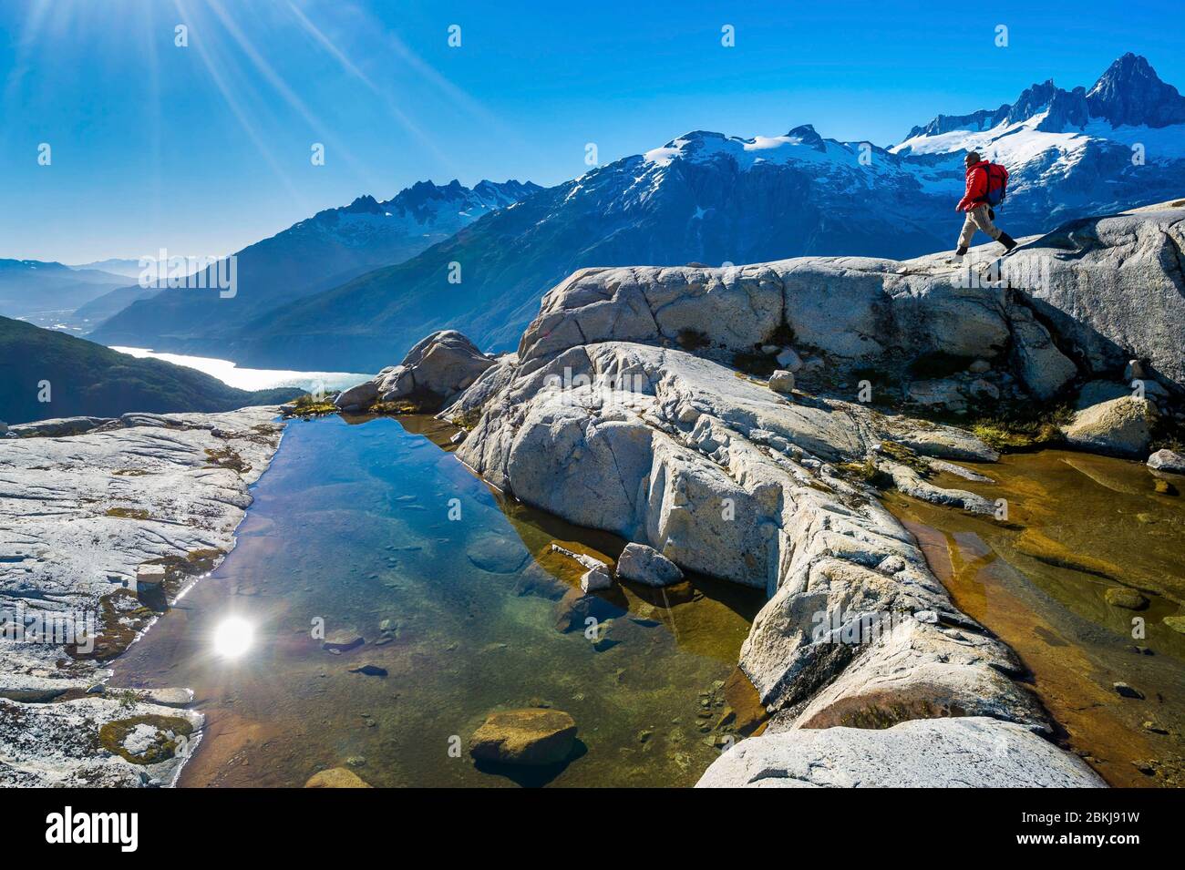 Chile, Patagonien, Aysen, Coyhaique, Patagonischer Führer Ocho steigt die felsigen Stufen um den sogenannten Putagonia Gletscher, mit dem fjordähnlichen lago unten Stockfoto