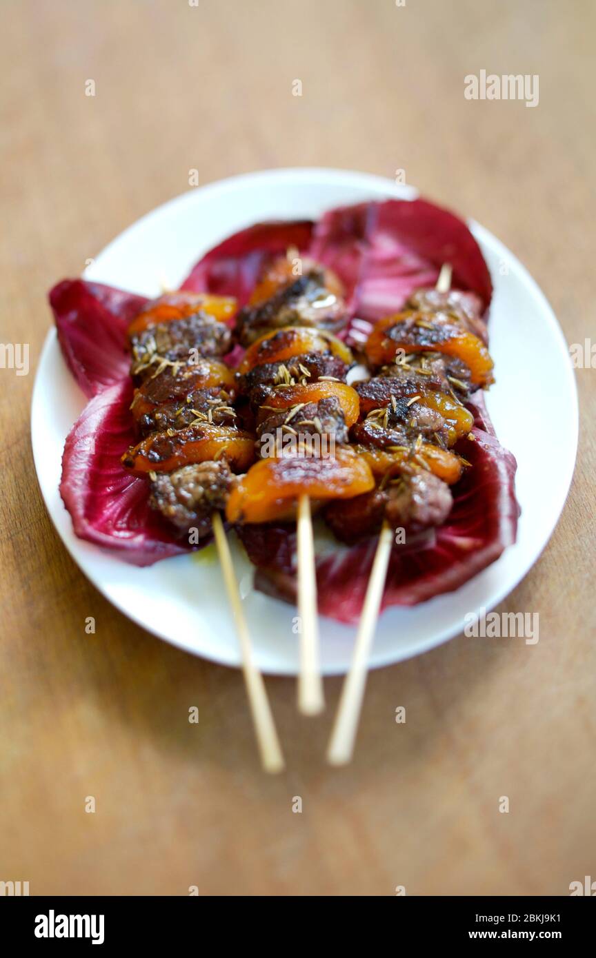 Rind und getrocknete Aprikosen Kebabs mit Kreuzkümmel Stockfoto