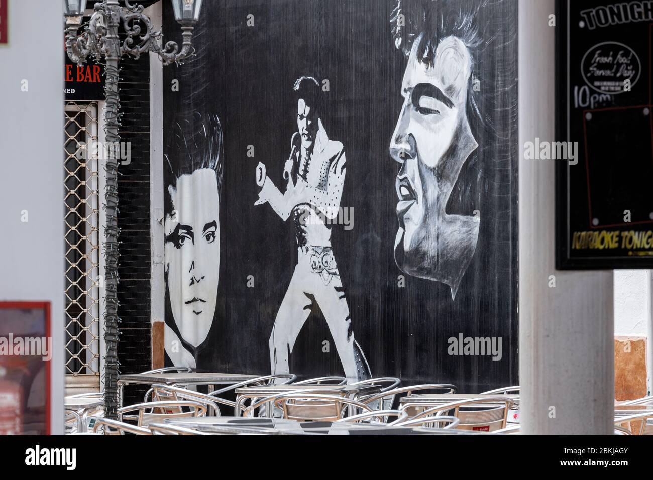 Elvis Presley malt an einer Wand vor einer geschlossenen Bar während der Zusammenschlusszeit 19 im Touristenort Costa Adeje, Teneriffa, Kanarische Insel Stockfoto