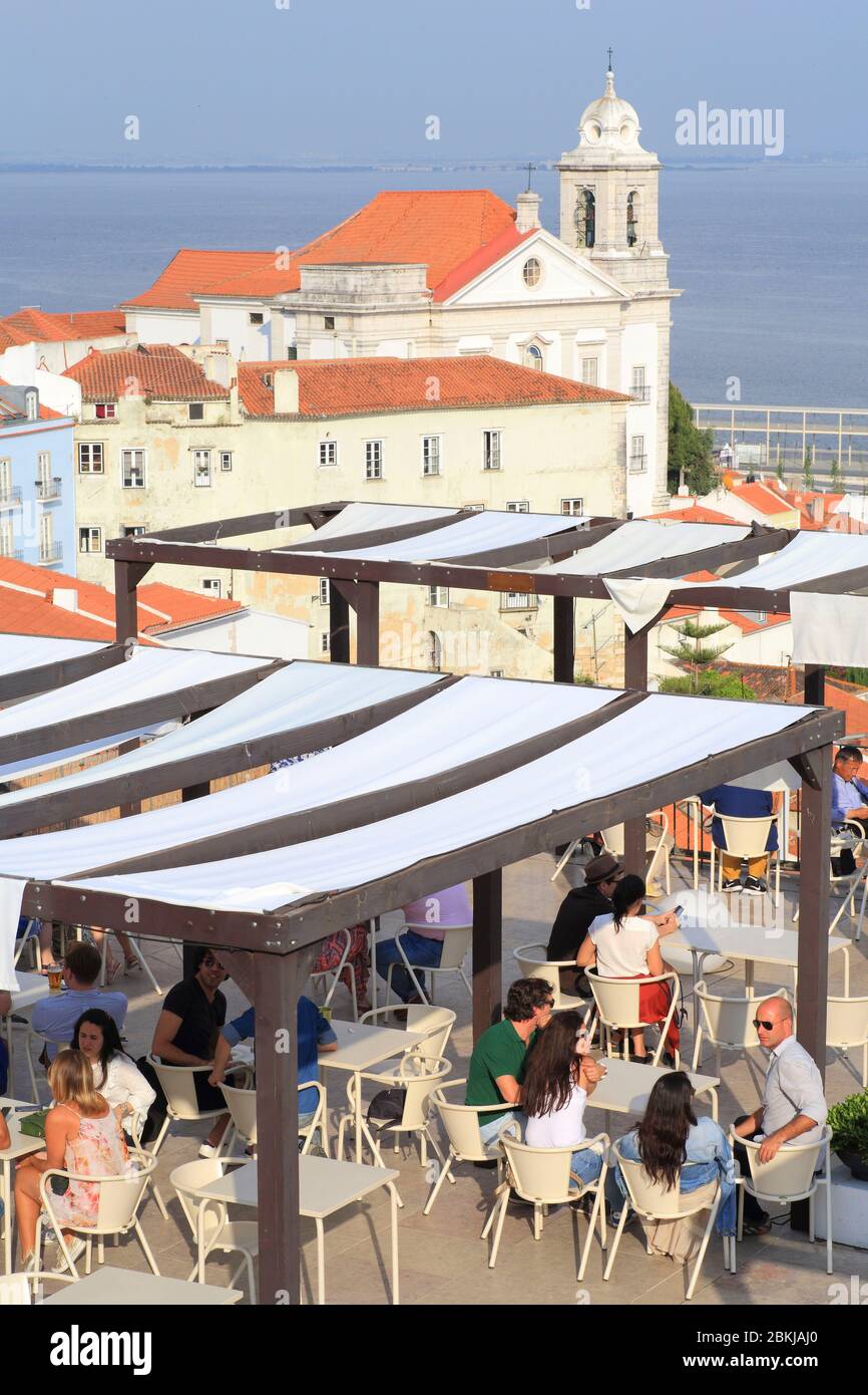 Portugal, Lissabon, Alfama, Miradouro das Portas do Sol, Pavillon mit Blick auf die Bar Portas do Sol, die Kirche des Heiligen Stephan (Igreja de Santo Estêvão) und den Tejo Stockfoto