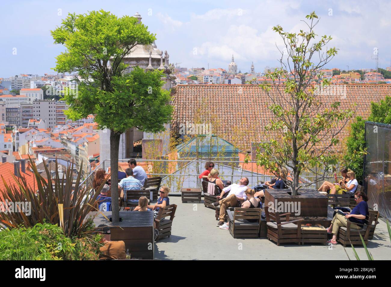 Portugal, Lissabon, Bairro Alto, Park Restaurant Bar auf dem Dach eines Parkplatzes installiert, Dach Stockfoto