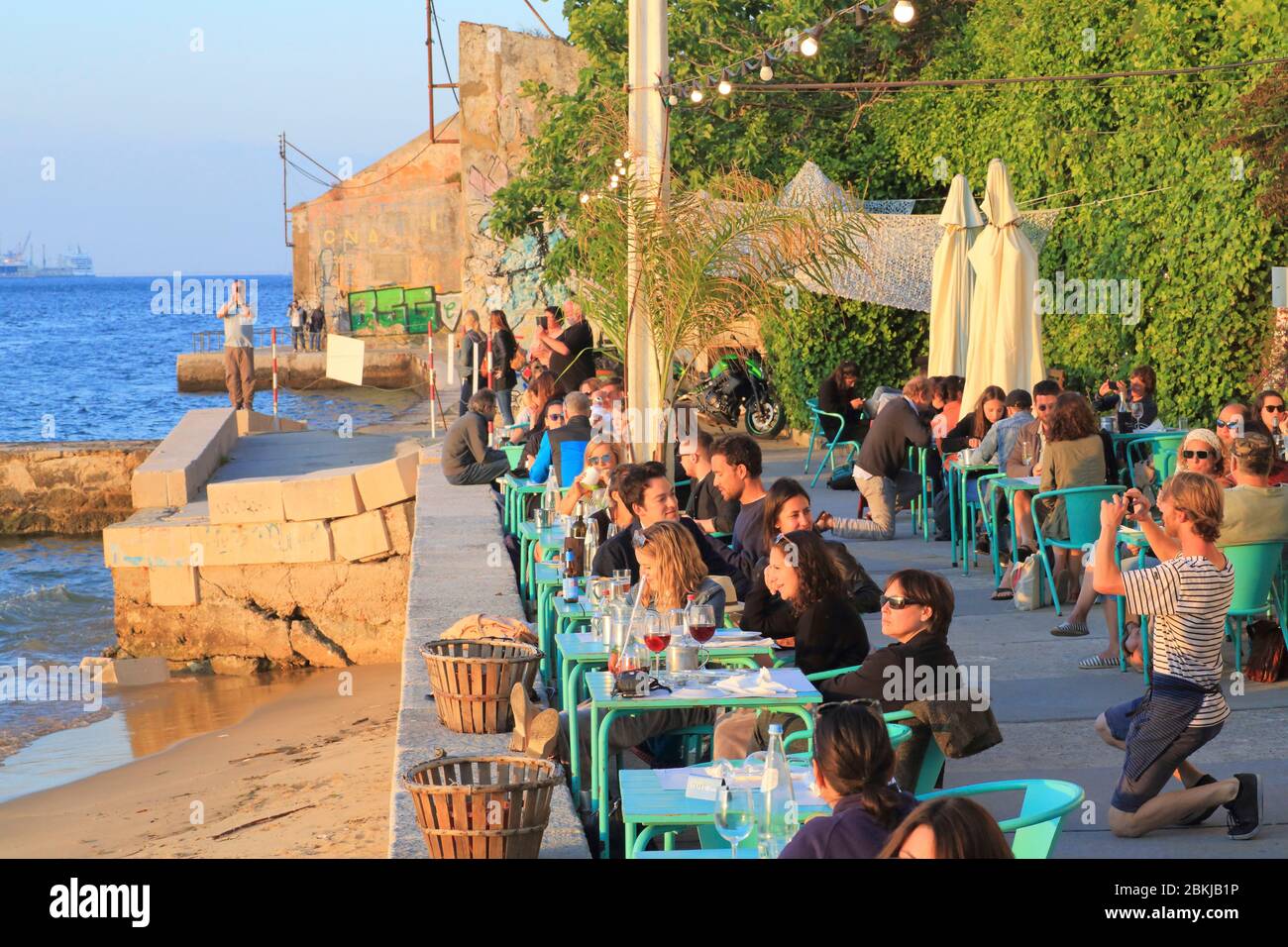 Portugal, Lissabon, Almada, linkes Ufer des Tejo, Terrasse des Restaurants Atira-te Ao Rio Stockfoto