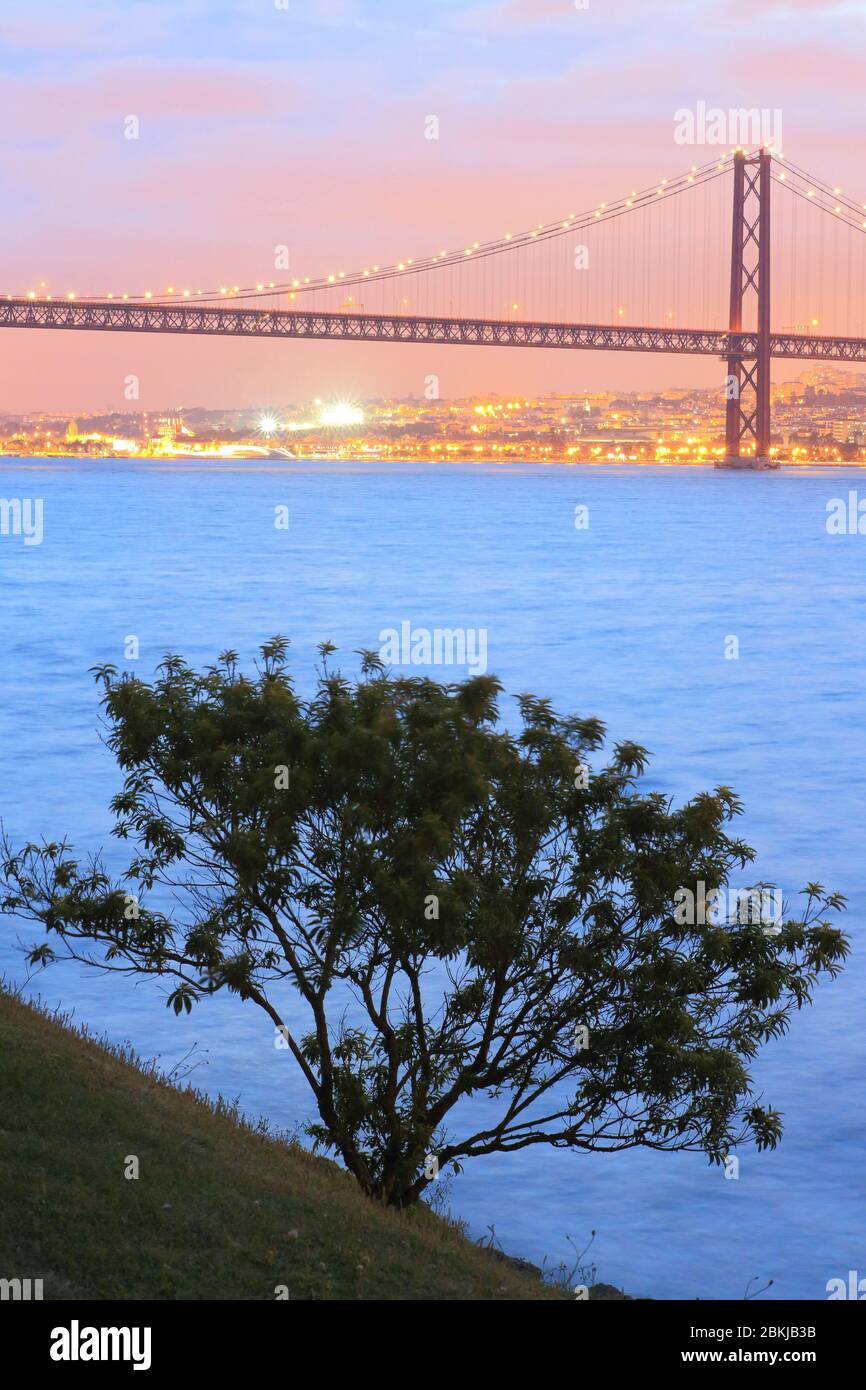 Portugal, Lissabon, Almada, Blick auf den Tejo und die Brücke vom April 25 Stockfoto