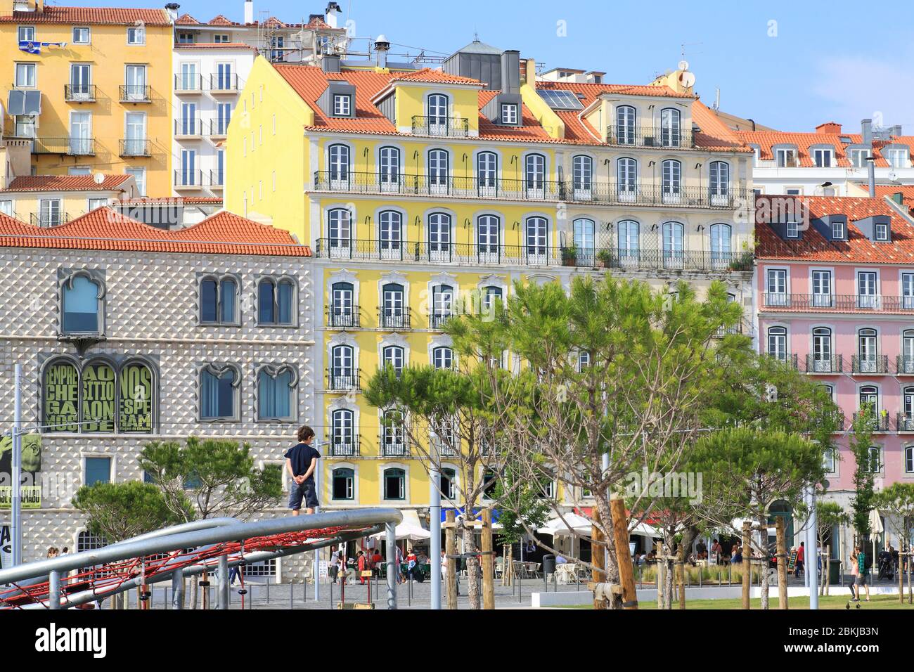 Portugal, Lissabon, Alfama, Casa dos Bicos das Haus Brás de Albuquerque, das 1523 von Campo das Cebolas erbaut wurde und die Stiftung José Saramago beherbergt, ist an seiner Fassade erkennbar, die mit geschliffenen Steinen in Form eines Diamantpunktes bedeckt ist Stockfoto