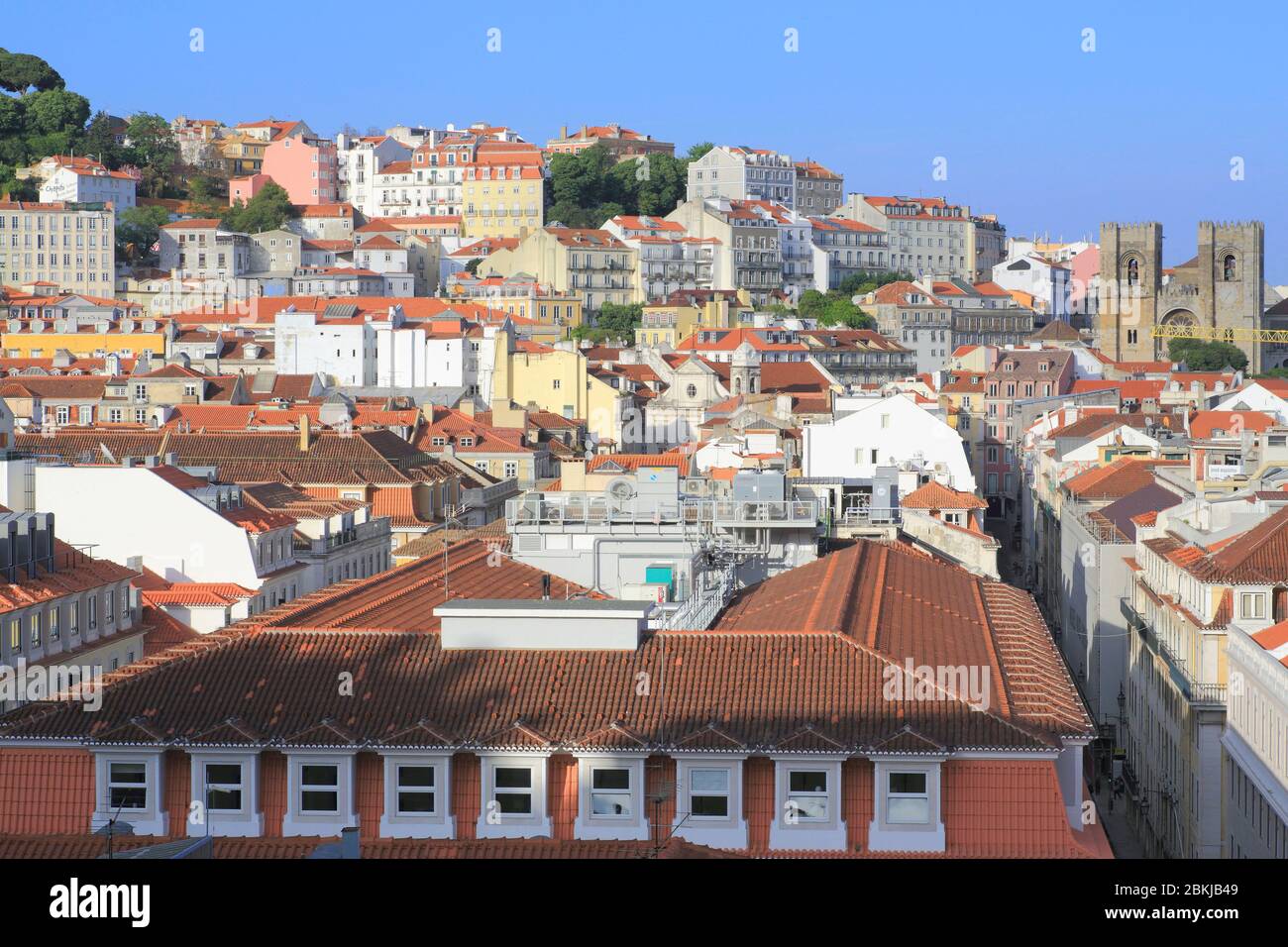 Portugal, Lissabon, Baixa-Viertel mit Santa Maria Maior Kathedrale und Alfama im Hintergrund Stockfoto