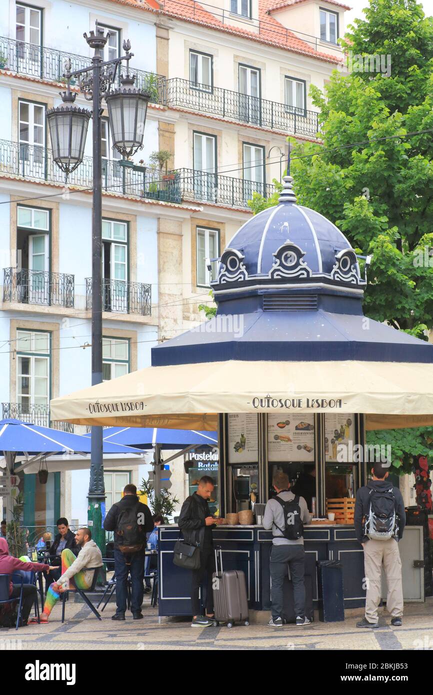 Portugal, Lissabon, Chiado, Praça Luís de Camões, Café in einem Kiosk installiert Stockfoto